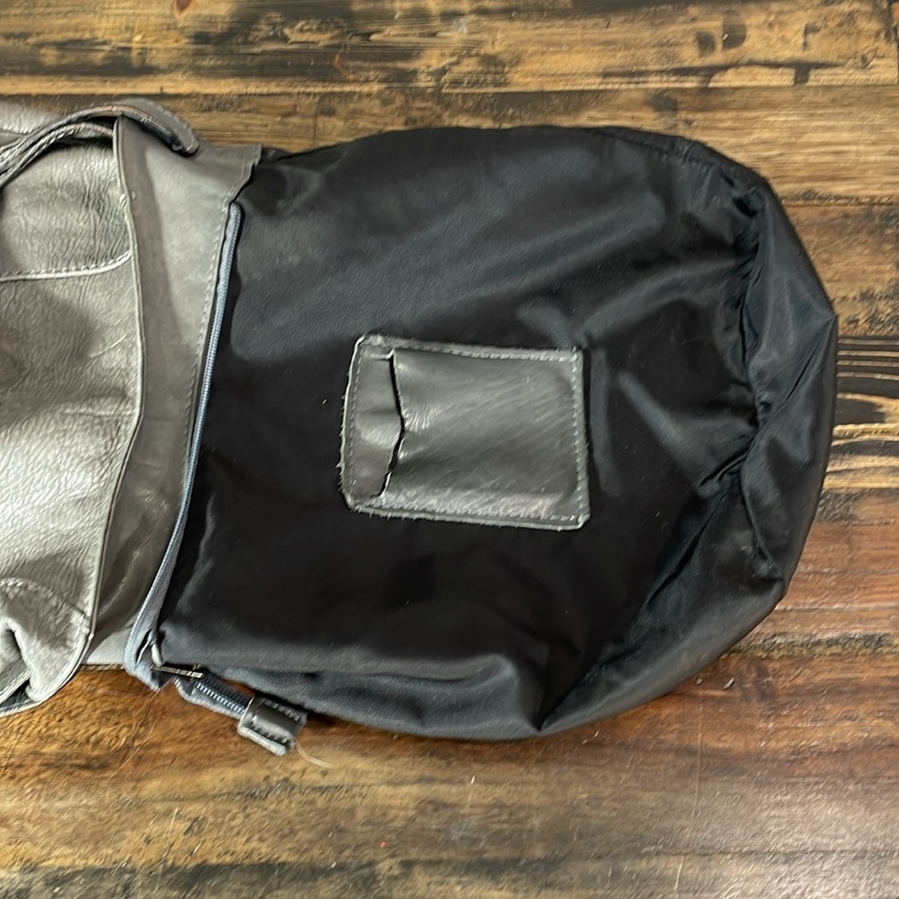 Italian made hobo purse in gorgeous grey leather - it’s so classic! - Picture 16 of 17